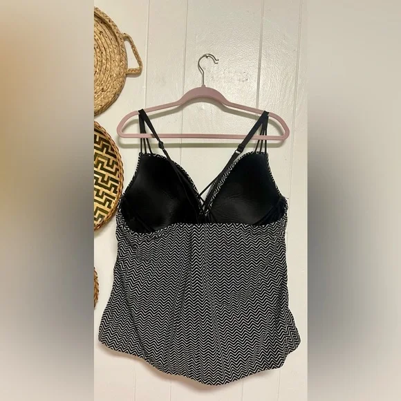 6th&Lane Black and White Zigzag Swimsuit Top Size 44DD - Picture 4 of 5